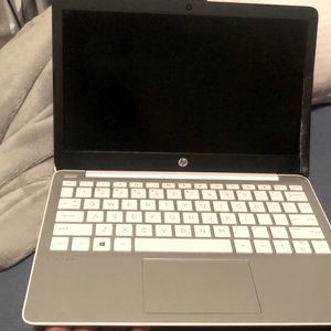 hp laptop windows 11 HD WLED anti glare (broken frame great condition)